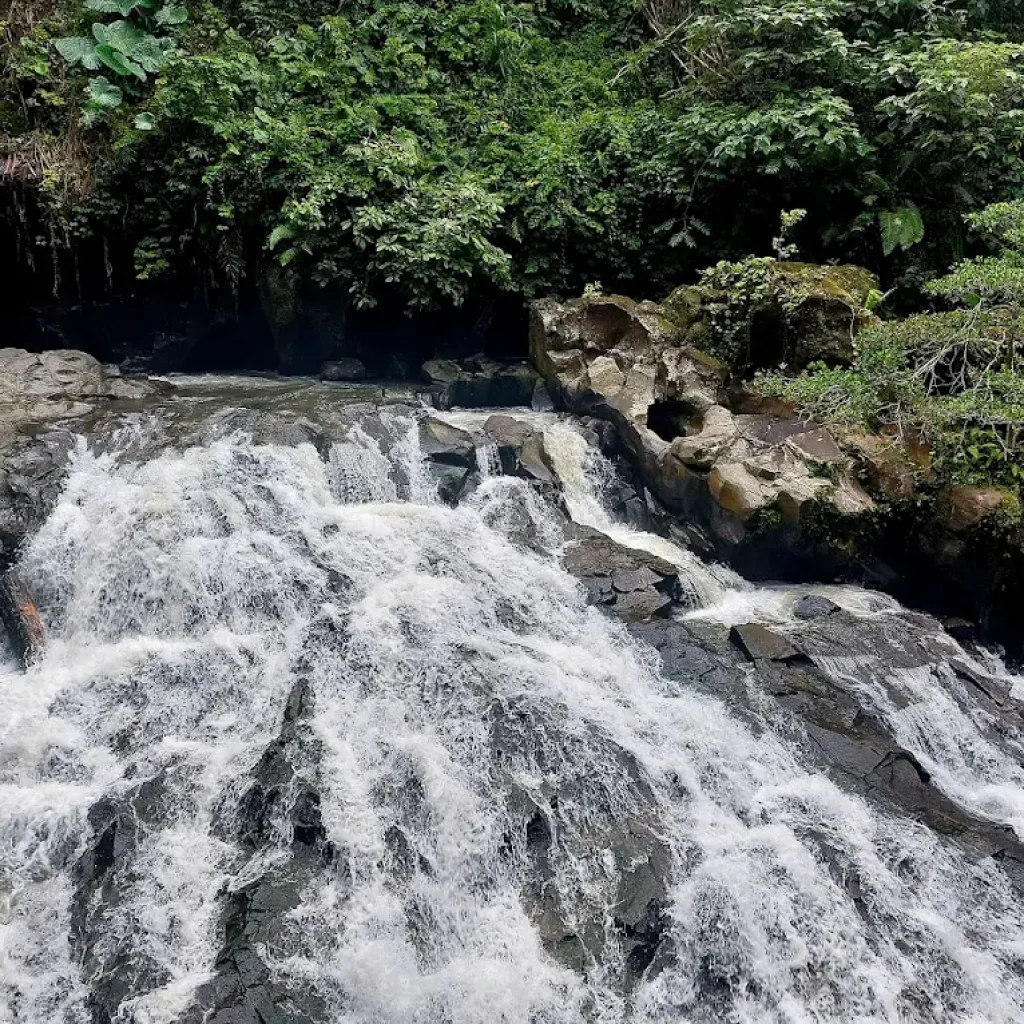 rock formations at Goa Rang Reng Waterfall